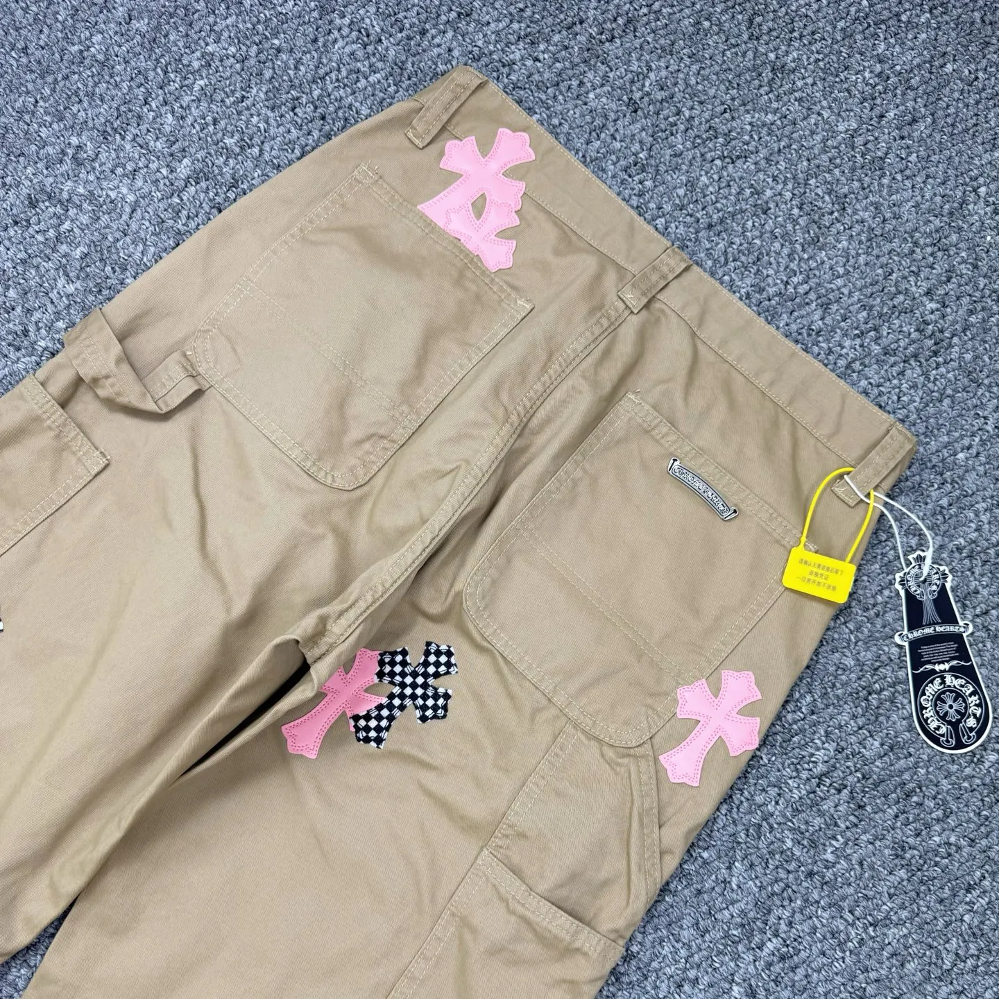 P260 Style number: H837 ChromeHearts & ChromeHearts 2025 new khaki logging pink checkerboard cross-leaf leather couple's loose jeans Top ceiling quality Styles with different wash textures are very friendly to people with thin legs and thick legs. The straight and loose version is very flattering to the leg shape. Moderate length that never goes out of style, easy to match with casually, basic styling for various styles, a must-have in the wardrobe! The fabric is stiff but also makes the upper body soft without losing texture. The washing process is even more perfect. It is a must-have item for everyone! ! ! Washed wheat, hang tag, pants label, three labels complete Color: Khaki Size: 28-30-32-34